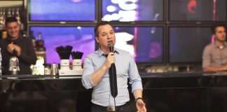 Comediantul Tibi Neuronu: „Stand-up-ul, una dintre distracțiile preferate ale românilor”