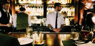 Modul corect de a comanda o băutură într-un bar