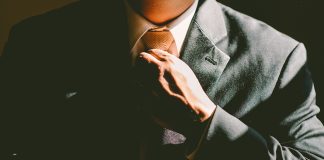 Cum îşi aleg bărbaţii costumul potrivit