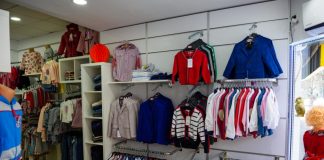 Băieții găsesc haine fancy la Baby Bumbăcel